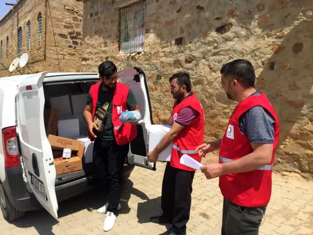 Türk Kızılay Derneği Hazro'da yoksul ailelere gıda kolisi dağıttı