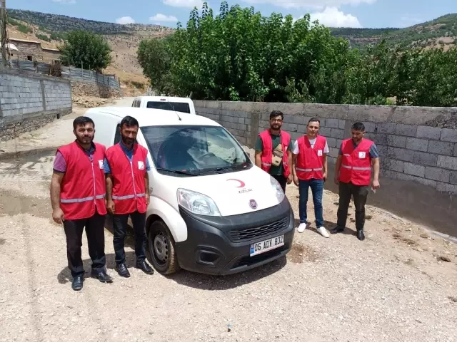 Türk Kızılay Derneği Hazro'da yoksul ailelere gıda kolisi dağıttı