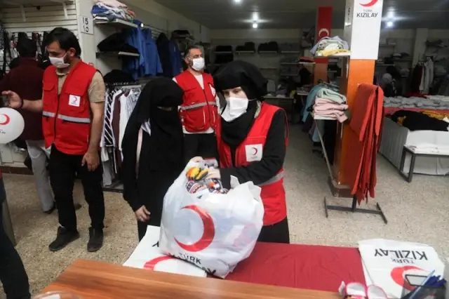 Türk Kızılay Kurban Bayramı'nda Suriye'de çoğunluğu çocuk 100 bin kişiye bayramlık kıyafet dağıtacak Türk Kızılay Kurban Bayramı'nda Suriye'de çoğunluğu çocuk 100 bin kişiye bayramlık kıyafet dağıtacak