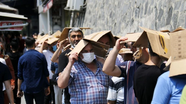 İstanbul'da ucuz baklava kuyruğu! Fiyatını duyan kartonunu alıp sıraya giriyor