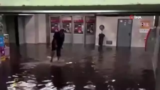 Ukrayna ani başlayan sağanak yağışlara teslim oldu Ukrayna ani başlayan sağanak yağışlara teslim oldu