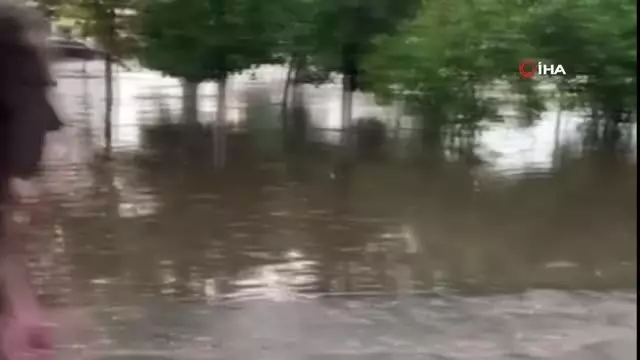 Ukrayna ani başlayan sağanak yağışlara teslim oldu