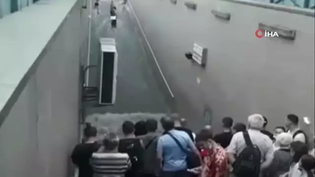Ukrayna ani başlayan sağanak yağışlara teslim oldu