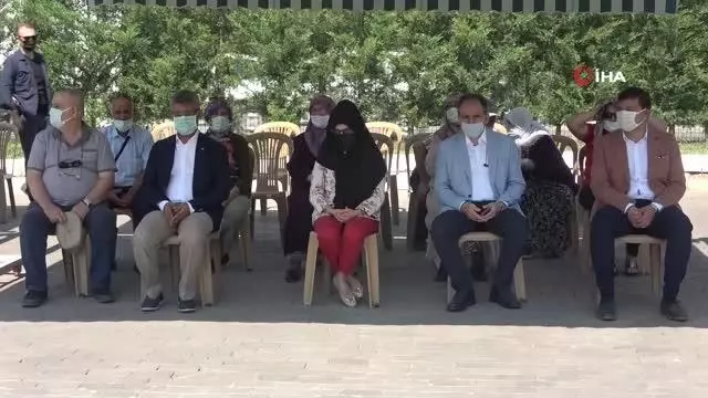 Uşak'ta arefe günü şehitler mezarı başında anıldı Uşak'ta arefe günü şehitler mezarı başında anıldı