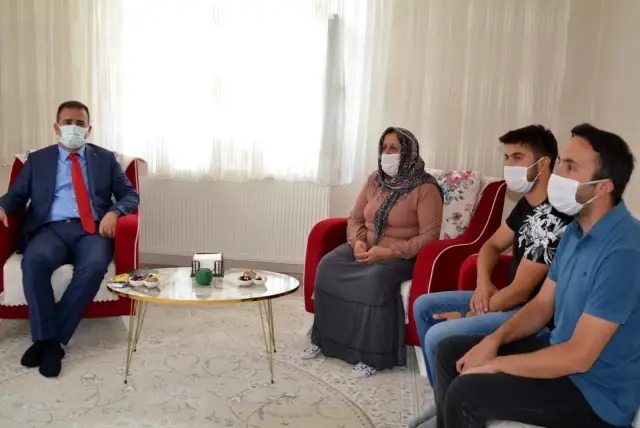 Hakkari Valisi Akbıyık, şehit ailelerinin bayramını kutladı