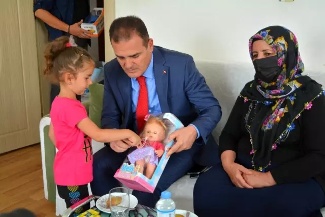 Hakkari Valisi Akbıyık, şehit ailelerinin bayramını kutladı