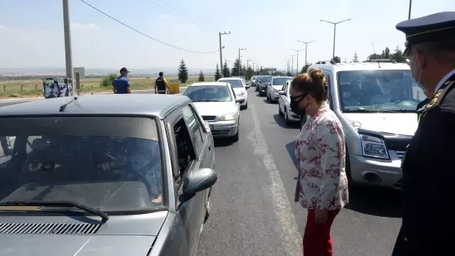 Vali Kocabıyık polis uygulama noktasında vatandaşlarla bayramlaştı