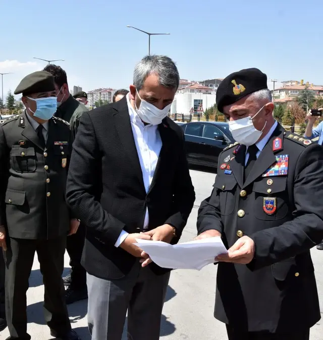 Vali Sezer, trafik kontrol noktalarını gezdi