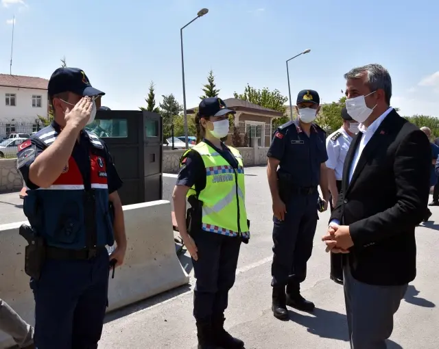 Vali Sezer, trafik kontrol noktalarını gezdi