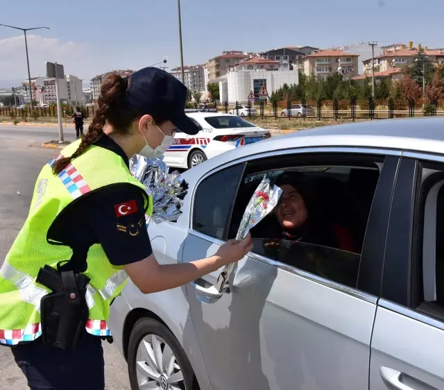 Vali Sezer, trafik kontrol noktalarını gezdi