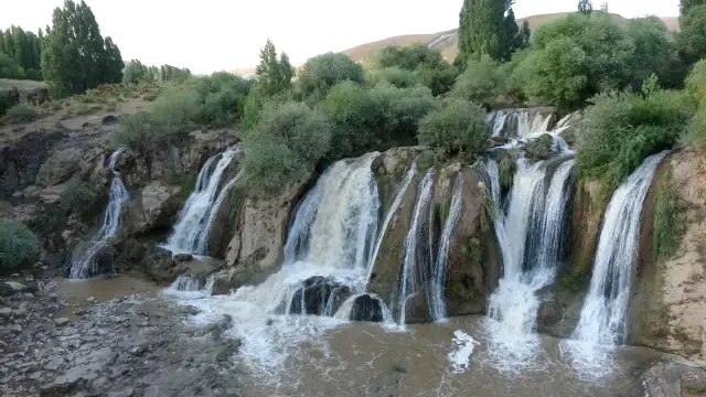 Van'da etkili olan sağanak Muradiye Şelalesi'ni coşturdu Van'da etkili olan sağanak Muradiye Şelalesi'ni coşturdu