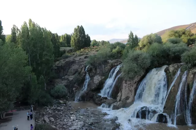 Van'da etkili olan sağanak Muradiye Şelalesi'ni coşturdu