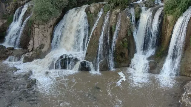 Van'da etkili olan sağanak Muradiye Şelalesi'ni coşturdu