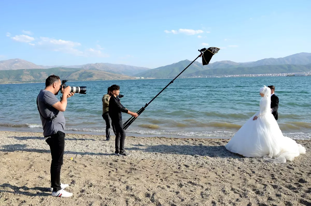 Van Gölü'nün eşsiz koyları yeni evlenen çiftlerin doğal stüdyosu oldu