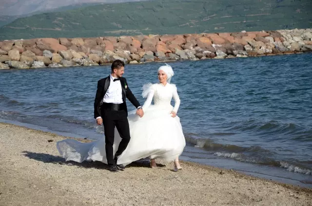 Van Gölü'nün eşsiz koyları yeni evlenen çiftlerin doğal stüdyosu oldu