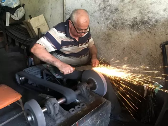 Osmaneli'nde Kurban Bayramı öncesi bıçakçılar yoğun mesai yapıyor