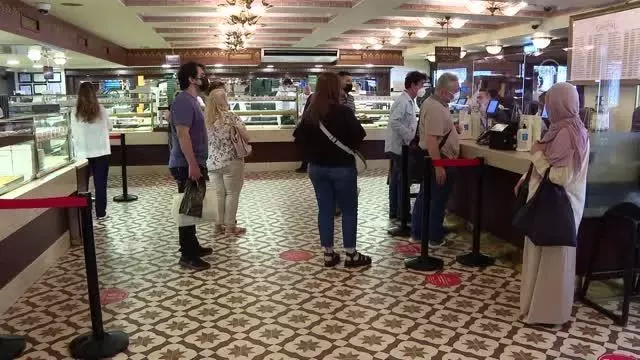 Vatandaşlar bayram öncesi tatlı alışverişi yaptı Vatandaşlar bayram öncesi tatlı alışverişi yaptı
