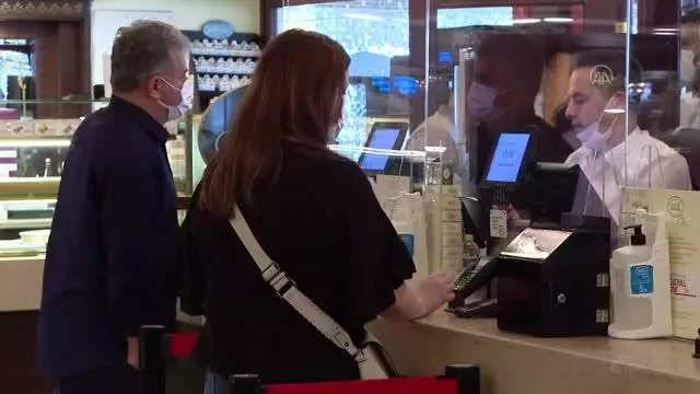 Vatandaşlar bayram öncesi tatlı alışverişi yaptı