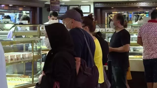 Vatandaşlar bayram öncesi tatlı alışverişi yaptı