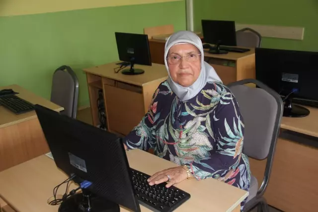 Vefat eden eşine verdiği sözü yerine getiren Neriman teyze, 75 yaşında liseden mezun olduldu