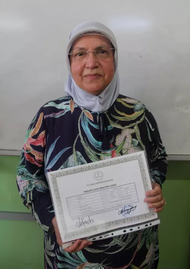 Vefat eden eşine verdiği sözü yerine getiren Neriman teyze, 75 yaşında liseden mezun olduldu