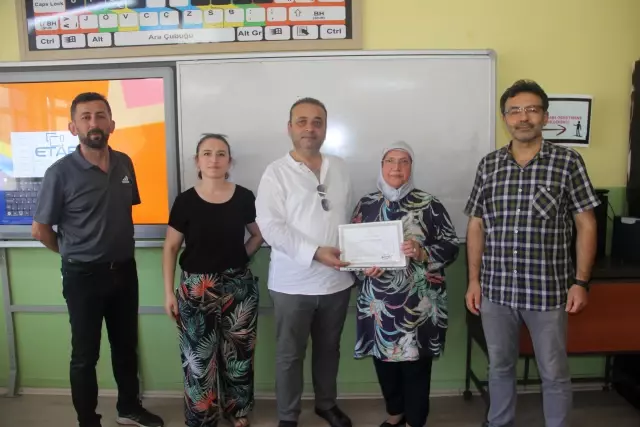 Vefat eden eşine verdiği sözü yerine getiren Neriman teyze, 75 yaşında liseden mezun olduldu
