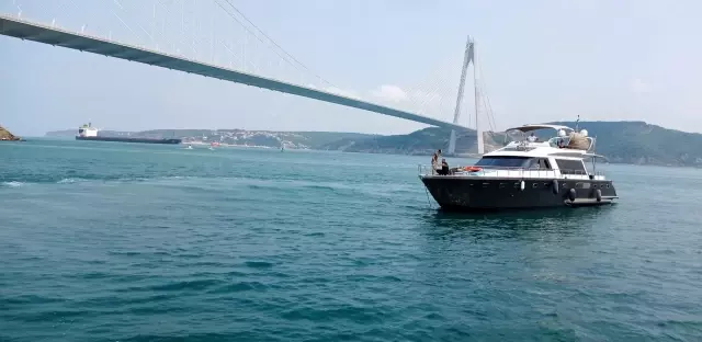 Yavuz Sultan Selim Köprüsü mevkiisinde arızalanan yat kurtarıldı Yavuz Sultan Selim Köprüsü mevkiisinde arızalanan yat kurtarıldı