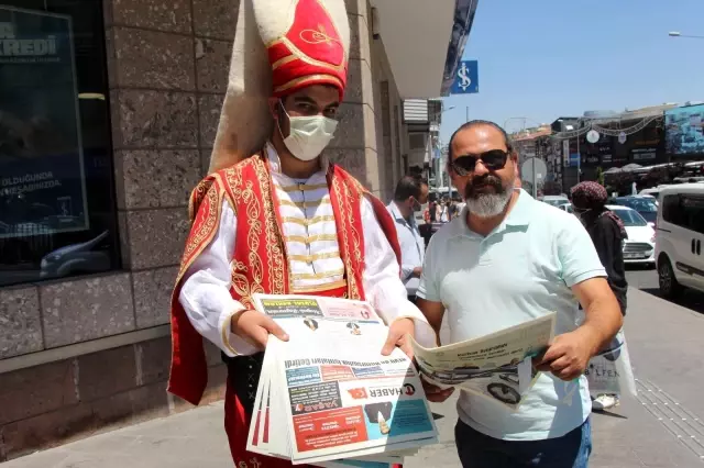 Yeniçeri kıyafeti ile gazete dağıttı Yeniçeri kıyafeti ile gazete dağıttı
