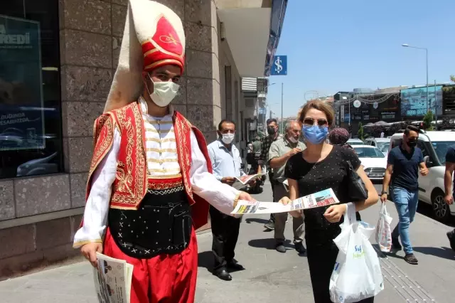 Yeniçeri kıyafeti ile gazete dağıttı