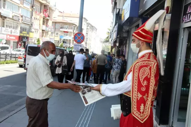 Yeniçeri kıyafeti ile gazete dağıttı