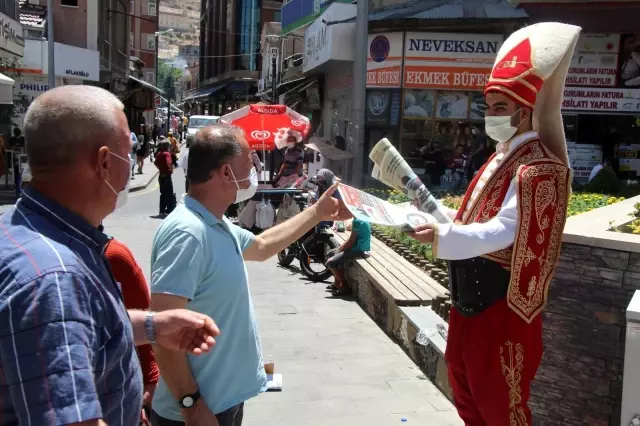Yeniçeri kıyafeti ile gazete dağıttı