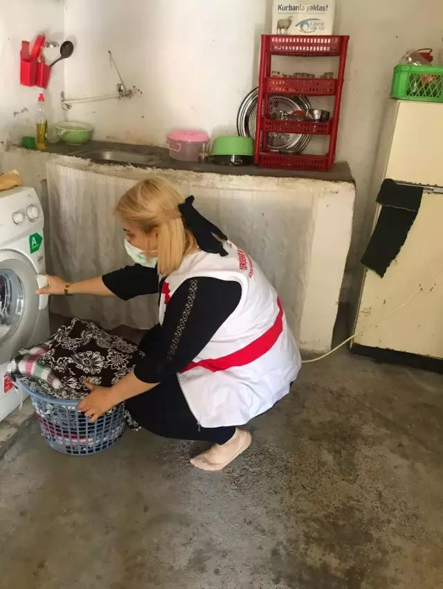 Yenişehir'de kaymakamlık ve belediye ekipleri 250 evde bayram temizliği yaptı Yenişehir'de kaymakamlık ve belediye ekipleri 250 evde bayram temizliği yaptı
