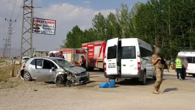 Son dakika haberleri... Yüksekova'da trafik kazası: 9 yaralı