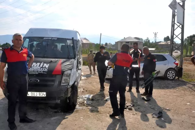 Son dakika haberleri... Yüksekova'da trafik kazası: 9 yaralı