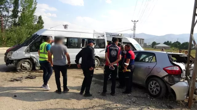 Son dakika haberleri... Yüksekova'da trafik kazası: 9 yaralı