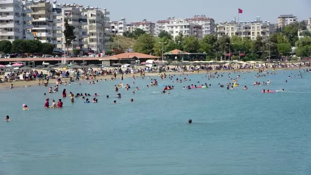 Yumurtalık sahili Kurban Bayramı öncesi doldu taştı