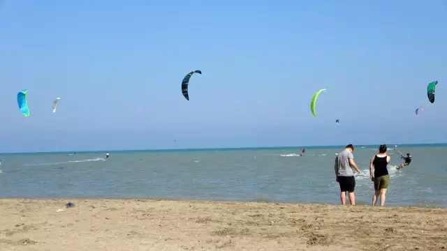 Yumurtalık sahili Kurban Bayramı öncesi doldu taştı