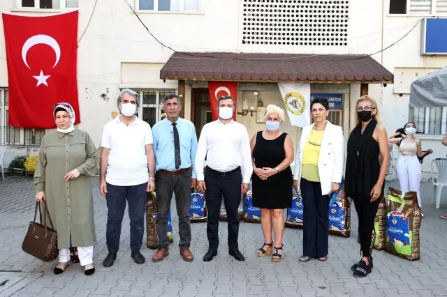 Yüreğir Belediyesinden sokak hayvanlarına mama desteği