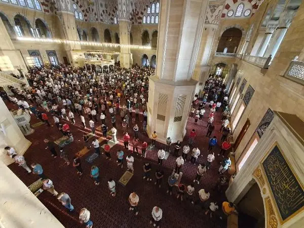 ADANA'DA BAYRAM NAMAZI KILINDI ADANA'DA BAYRAM NAMAZI KILINDI
