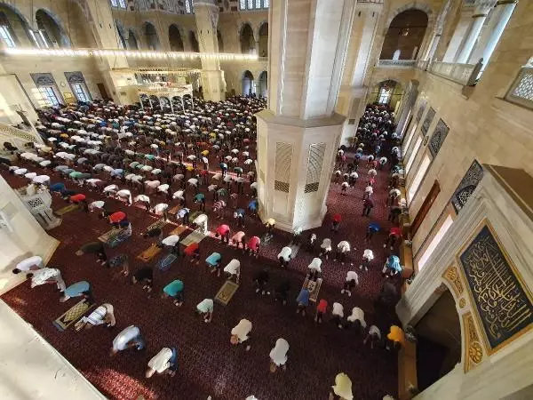 ADANA'DA BAYRAM NAMAZI KILINDI