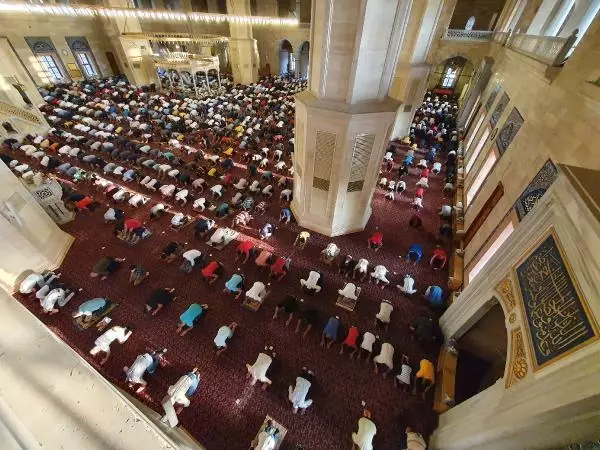 ADANA'DA BAYRAM NAMAZI KILINDI