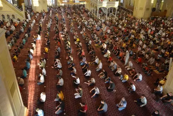ADANA'DA BAYRAM NAMAZI KILINDI