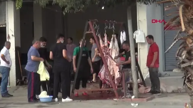 Kurbanlıklarını sokaklarda kestiler