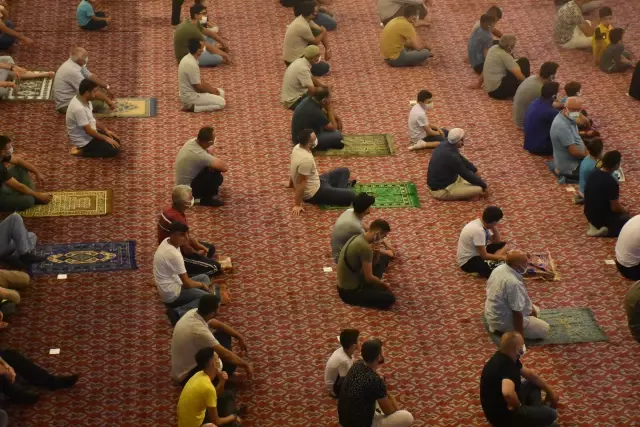 Anadolu'nun ilk camisi olarak bilinen Habib-i Neccar Camisi'nde bayram namazı kılındı Anadolu'nun ilk camisi olarak bilinen Habib-i Neccar Camisi'nde bayram namazı kılındı