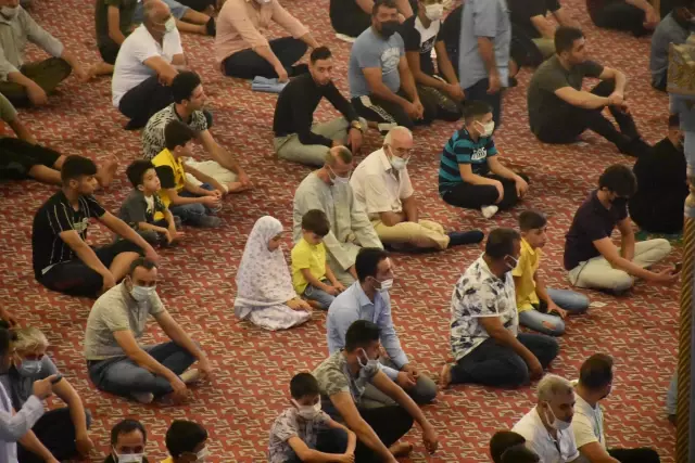 Anadolu'nun ilk camisi olarak bilinen Habib-i Neccar Camisi'nde bayram namazı kılındı