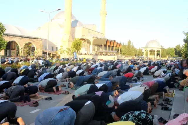 Adıyaman'da binlerce kişi bayram namazı için saf tuttu Adıyaman'da binlerce kişi bayram namazı için saf tuttu