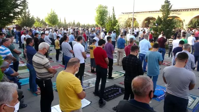 Adıyaman'da binlerce kişi bayram namazı için saf tuttu