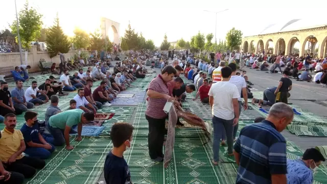 Adıyaman'da binlerce kişi bayram namazı için saf tuttu