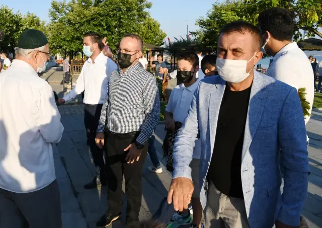 AK Parti Grup Başkanvekili Turan, bayram namazını Lapseki'de kıldı Açıklaması AK Parti Grup Başkanvekili Turan, bayram namazını Lapseki'de kıldı Açıklaması