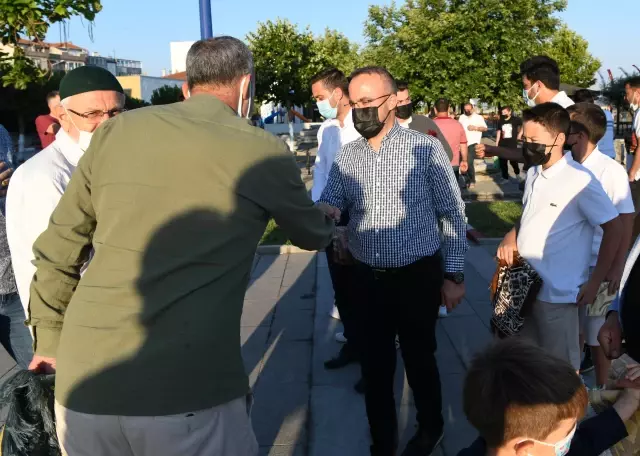 AK Parti Grup Başkanvekili Turan, bayram namazını Lapseki'de kıldı Açıklaması